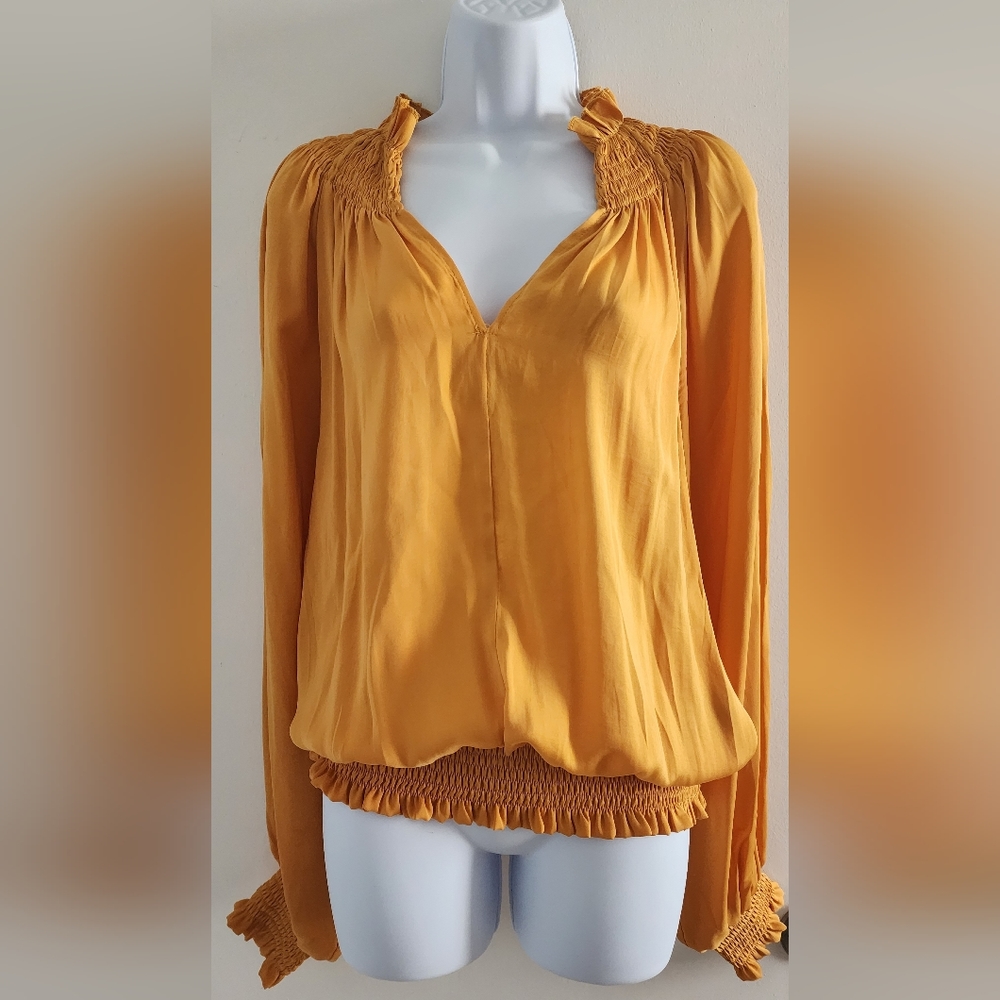 Gorgeous !!! V neck top elastic wrists